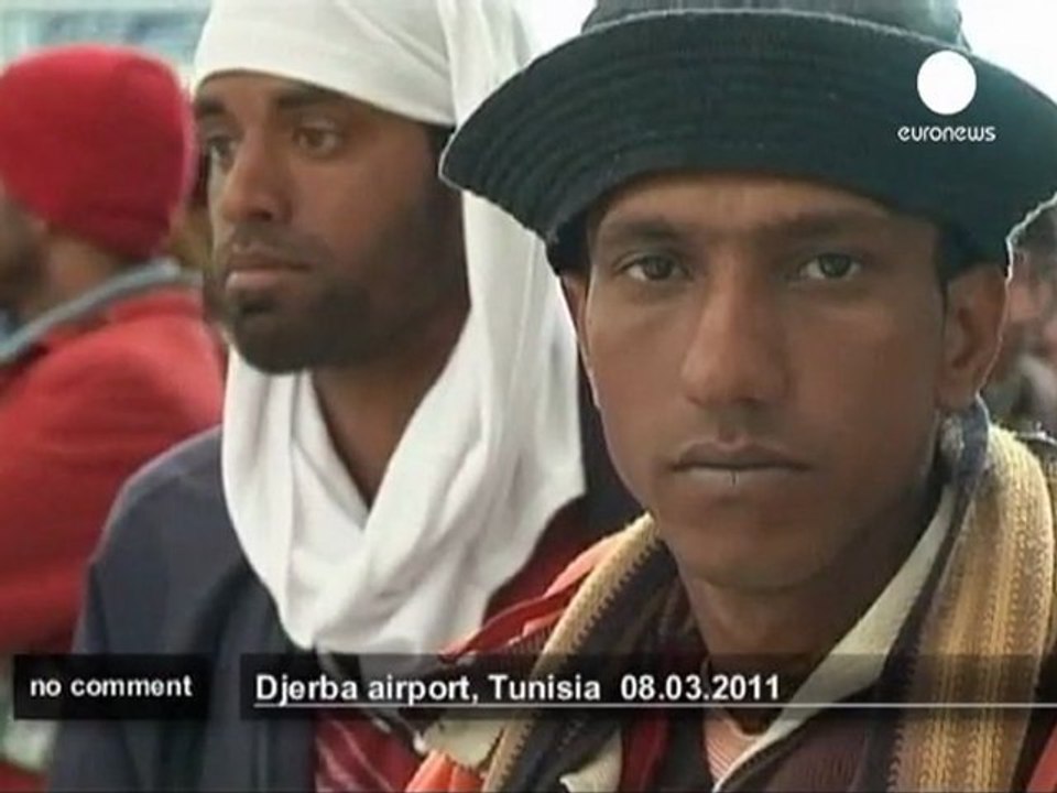 Des milliers de réfugiés fuient les... - no comment