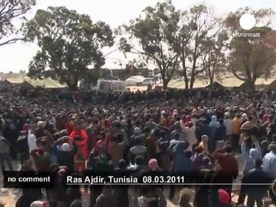 Refugees flee to Tunisia as violence... - no comment