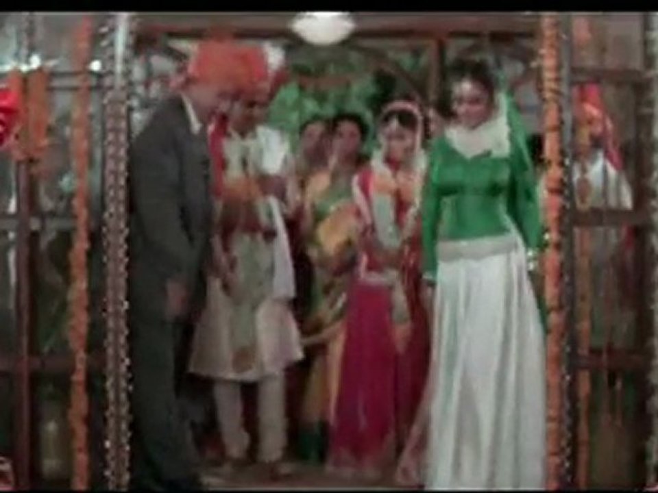 Renuka Sahane, Reema Lagoo, Anupam Kher & Madhuri Dixit in Babul Jo Tune - Hum Aapke Hain Koun