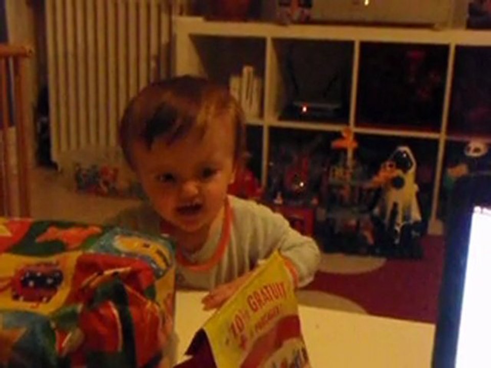 Sacha discute et rigole