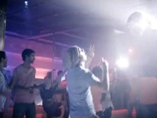 Yanında kız olmadan kulübe gidersen olacağı bu.. :)