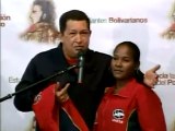 Chávez habla con jóvenes estudiantes