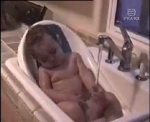 suyu çok seven çocuk