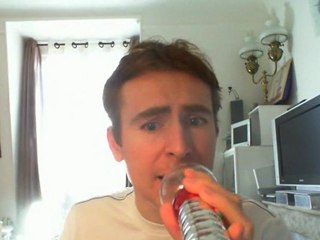 Wiwi égratigne "como un burro amarrado a la puerta del baile