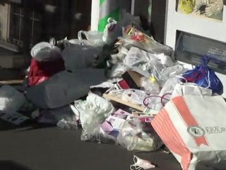 Des voyageurs épuisés dans la gare centrale de Tokyo