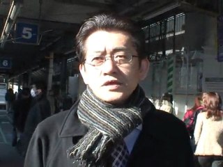 Passageiros exaustos tentam chegar em casa em Tóquio