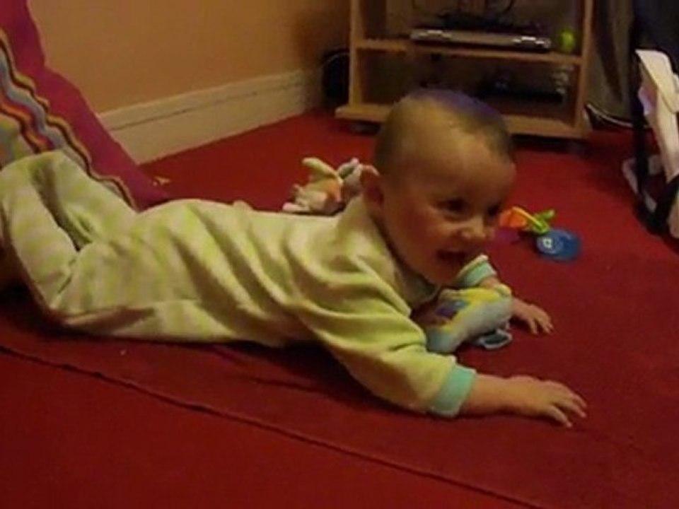 Je rigole et j'essaie de marcher a 4 pattes