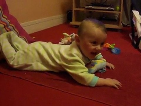 Je rigole et j'essaie de marcher a 4 pattes