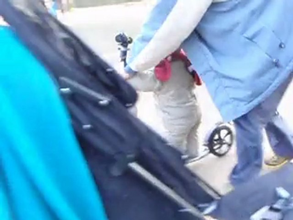 Sacha fait de la trottinette