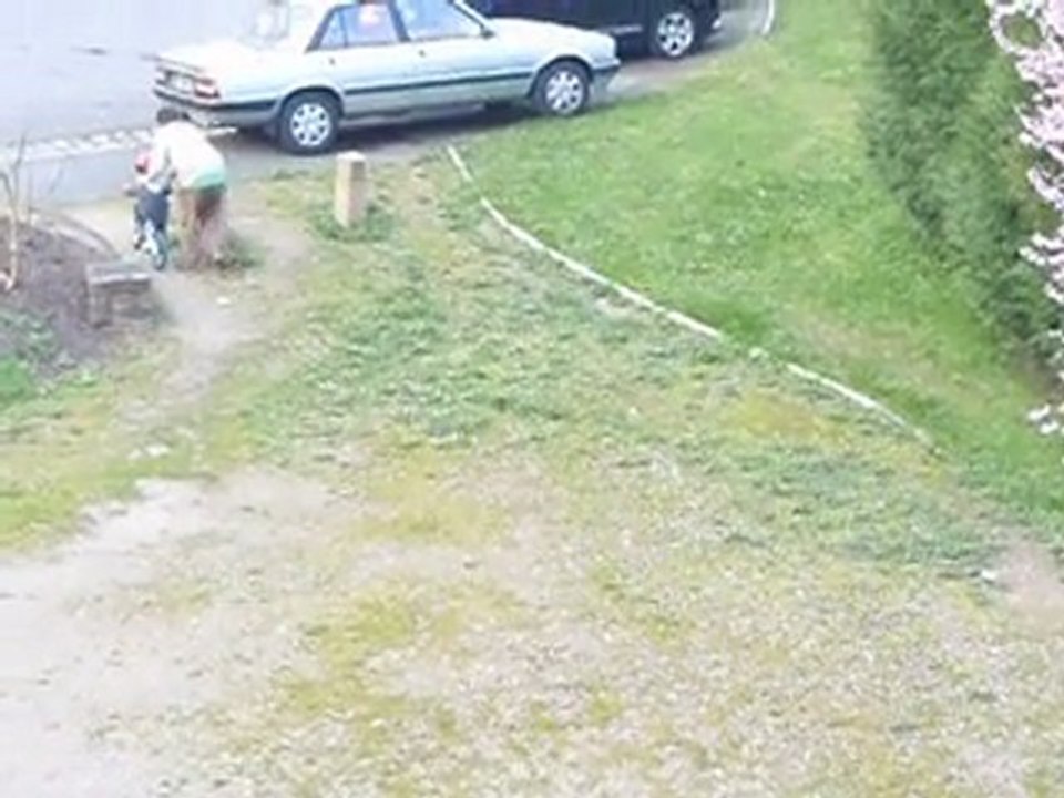 Ewen fait du vélo sans roulette mais avec papa