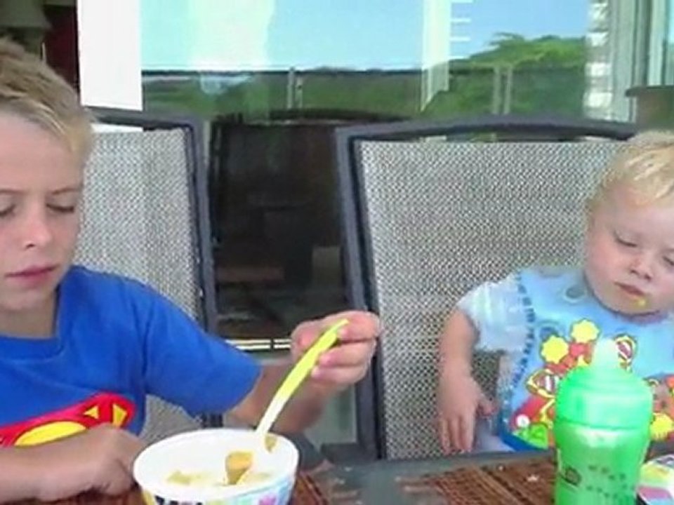 05/03/2011 - Victor fait manger Clément