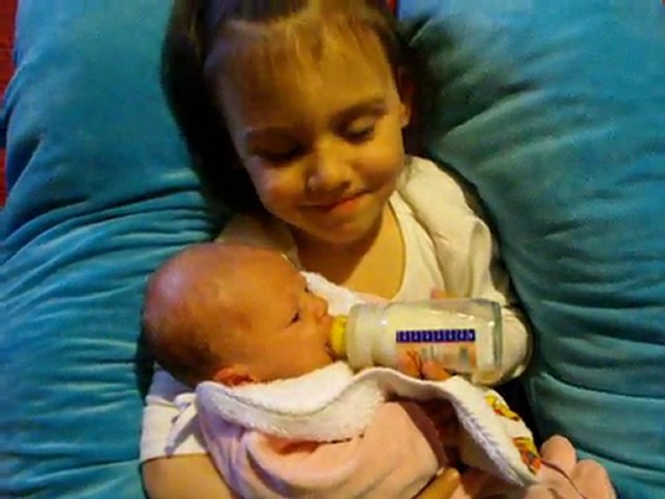 Emilie donne le bib à Lucie