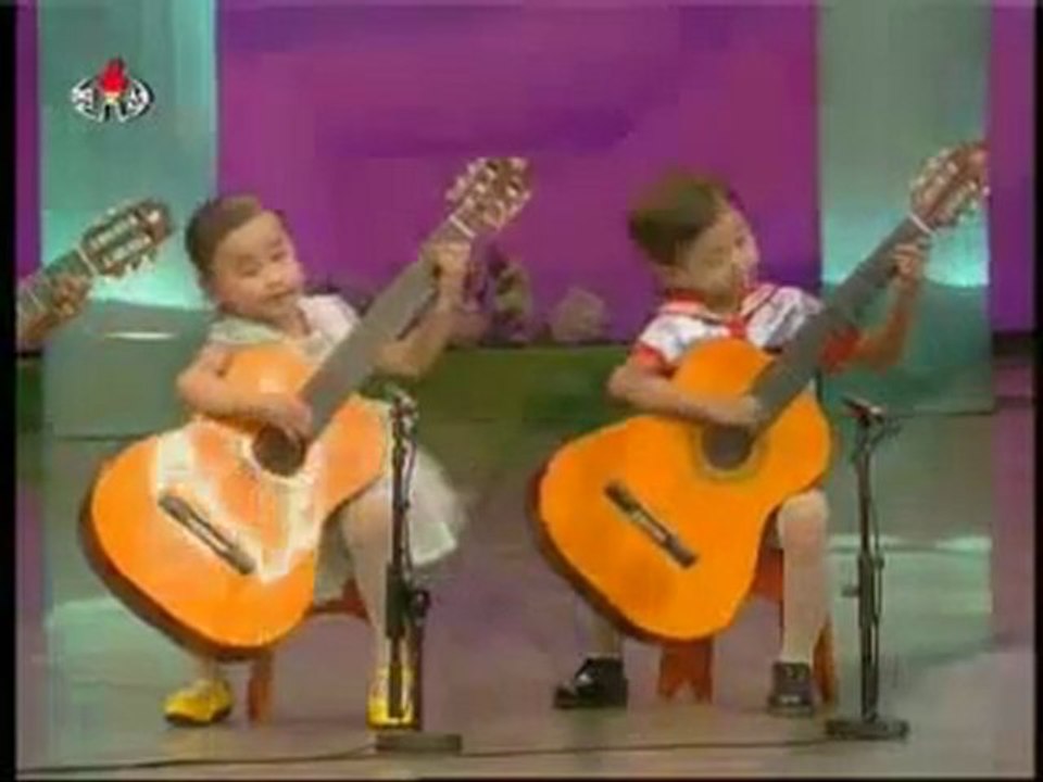 des enfants nord-coreens à la guitare