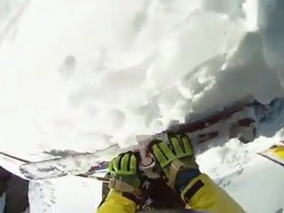 un skieur chute au sommet d'une montagne