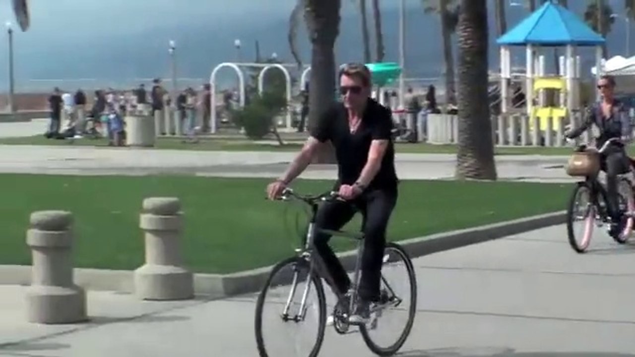 Johnny Hallyday - En vélo à Venice Beach ( October 25, 2010 )