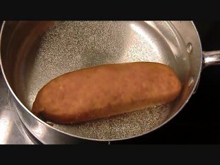 Pocher et éplucher une saucisse de Morteau