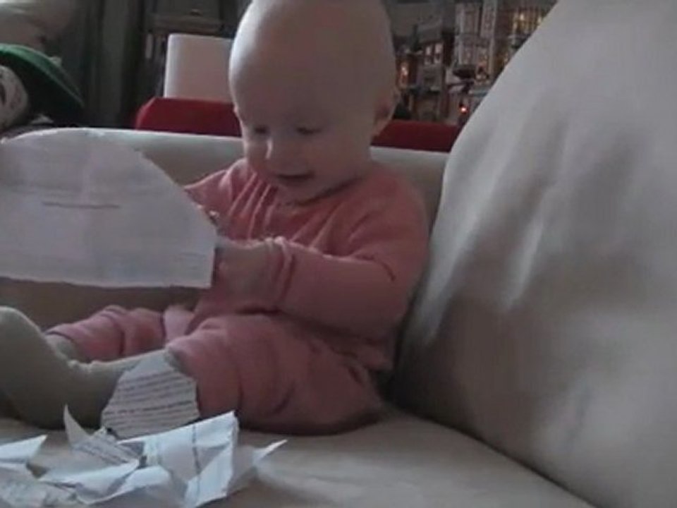 Incroyable bébé hurle de rire en déchirant papier [lol baby]