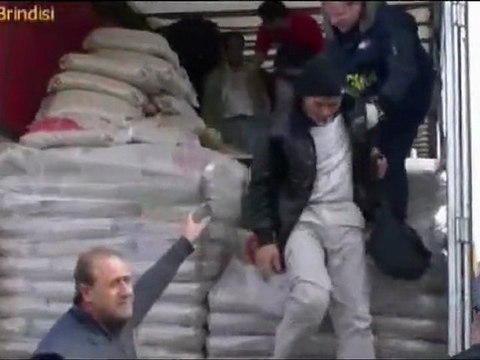 Brindisi - 21 clandestini nel doppiofondo di un tir
