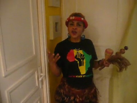 La poetesse Nathy Ebriet déclame Debout Afrique 2 à Paris