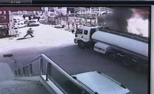 Il évacue un camion-citerne en flammes !