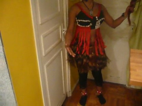 La poetesse Nathy Ebriet declame Femmes africaines à Paris