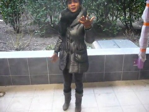 La poetesse Nathy Ebriet declame Debout Afrique Paris