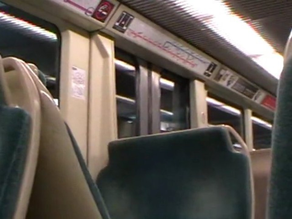 Fermeture des portes d'une rame MPL75 sur la ligne B du métro de Lyon