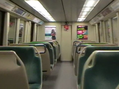 L'aménagement interieur d'une rame MPL75 sur la ligne B du métro de Lyon