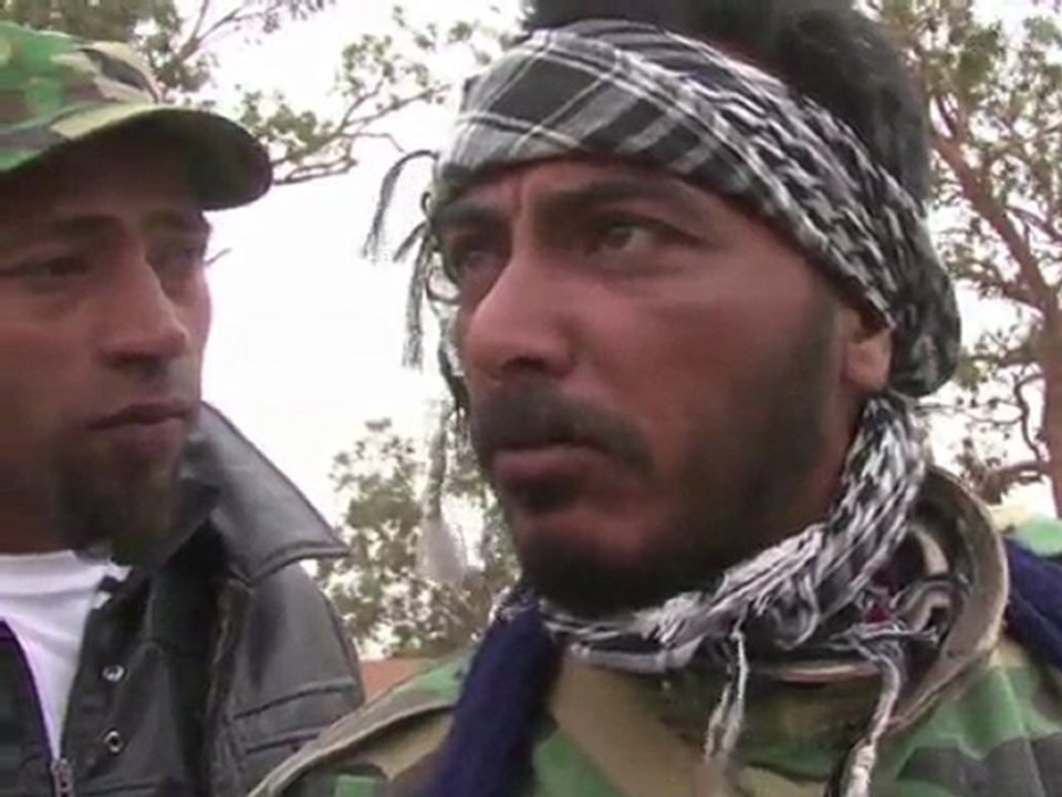 Libyans flee fighting in key rebel town