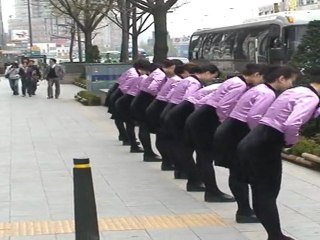 En sortant d'une station de metro à Seoul,j'ai filmé les emplyées d'un hotel en train de dire au revoir à leurs clients,scène surréaliste pour la plupart d'entre nous.
