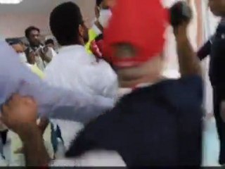 الشرطي البحريني مساء الأمس في المستشفى بعد تفجير رآسه