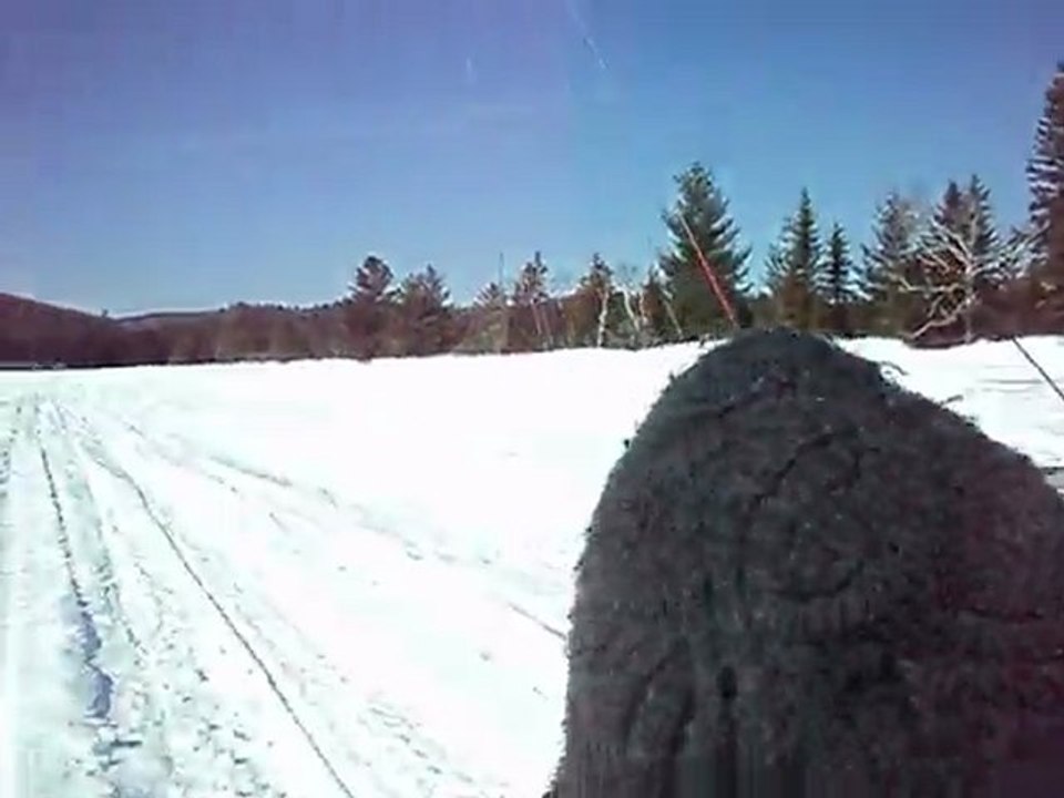 tirer par la voile, dans une luge, à deux, sur le lac gelé!!