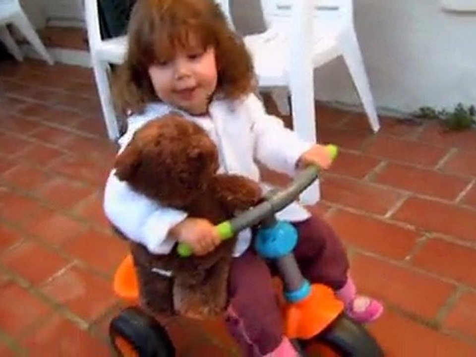Lou fait du vélo