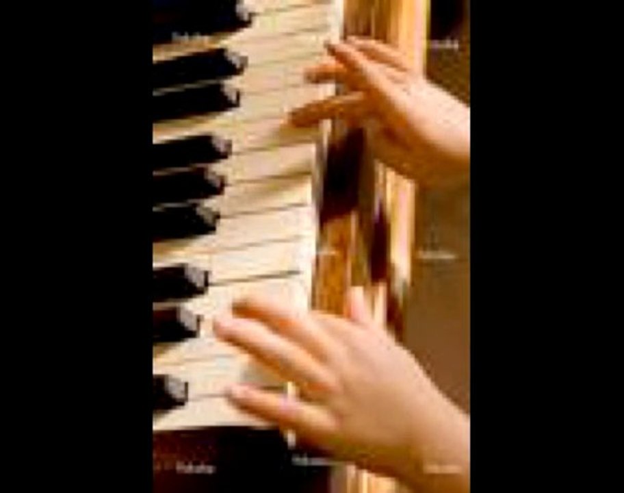 Nicole Mour chante :"L'enfant au piano "