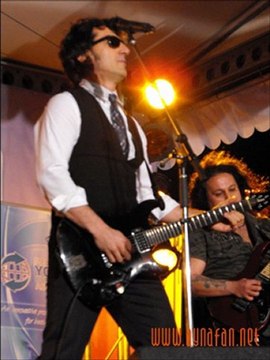 Söz Müzik Erhan Güleryüz Öyle bir anda ( canlı performans)