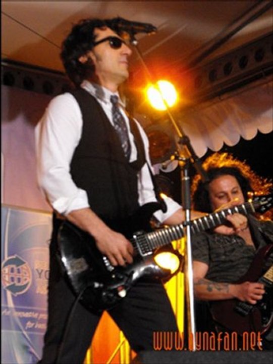 Söz Müzik Erhan Güleryüz Öyle bir anda ( canlı performans)