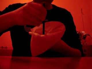 Le stylo à travers la fueille