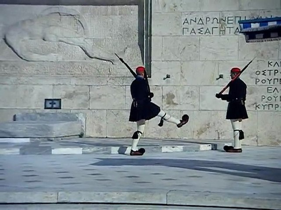 Athènes: la relève de la garde...