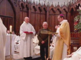 Mgr Thierry Scherrer remet la médaille du diocèse à Fernand LEROUX sacristain depuis 25 ans.