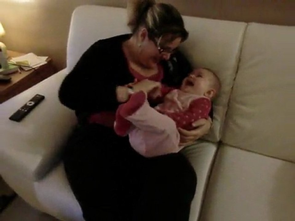 raphe qui rigole avec maman