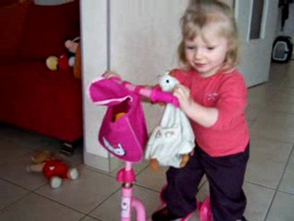 Marion fait de la trotinette