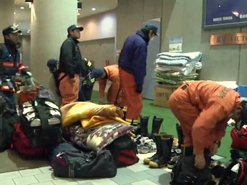 Japón: sobrevivientes sufren con el frío y los temores nucleares