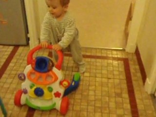 Sacha marchant avec son trotteur