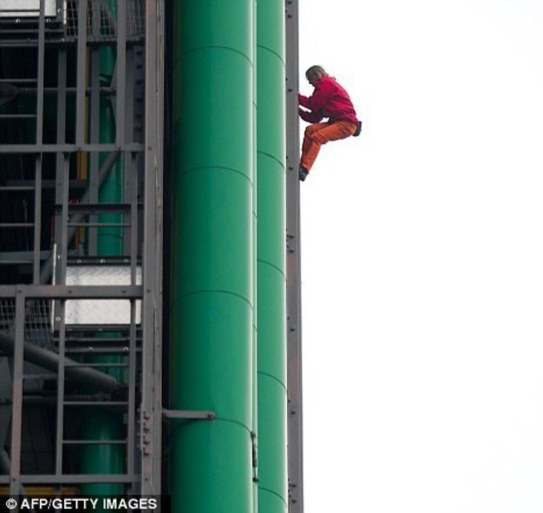 Alain ROBERT escalade le Centre Pompidou - Beaubourg à Paris
