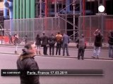 French spiderman scales Georges Pompidou... - no comment