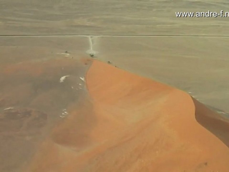 Rundflug über die Wüsten Namibias (HD)