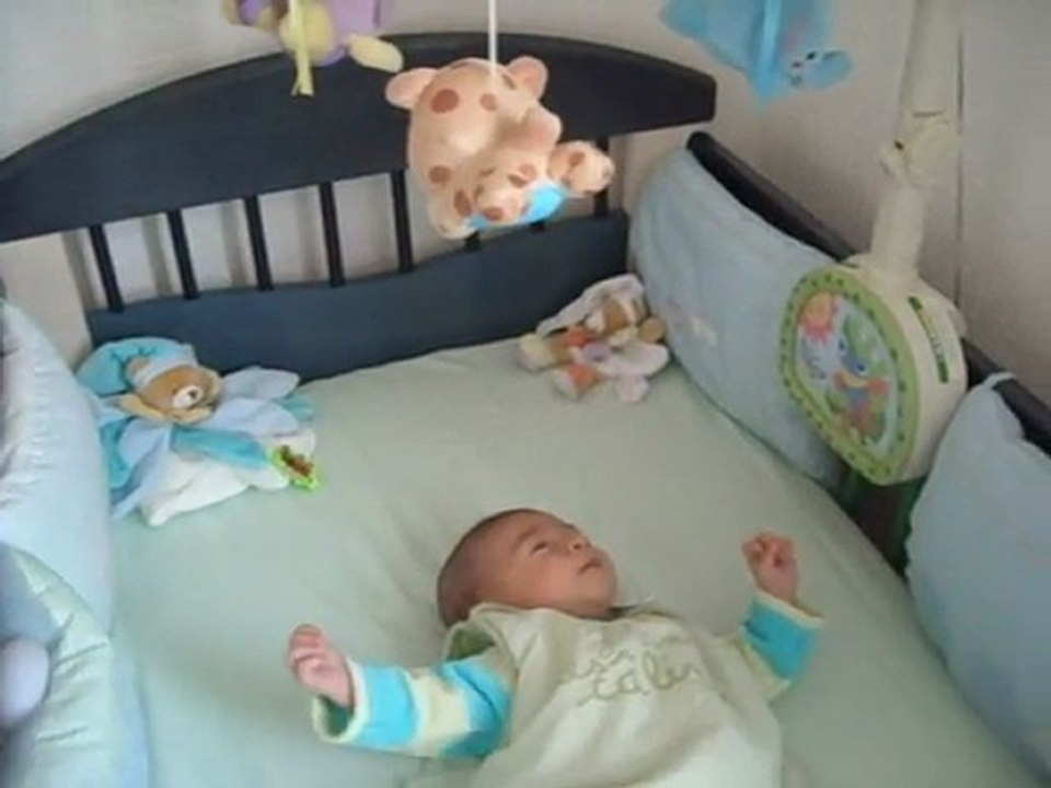 Nathaël dans son lit :)