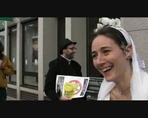 La première action France Uncut, la mariée aux services publics