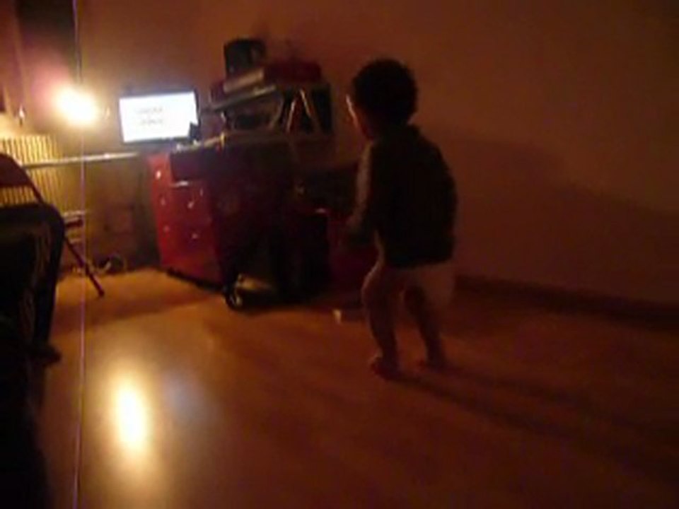 bebe de 2 ans qui danse !! (suite)