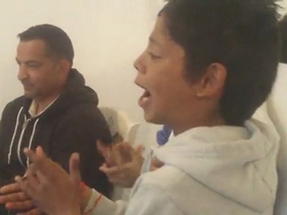 juélga en la casa del bébé de marseilla con los ninos flamencos del cedres